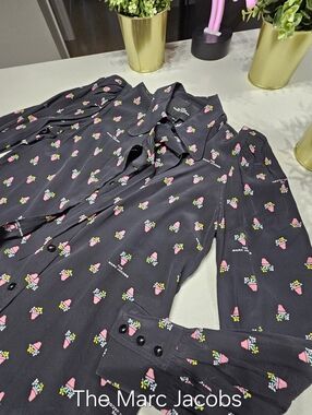 THE MARC JACOBS Superbe Chemisier Gaut De Gamme Motifs Bouquets Et Logos